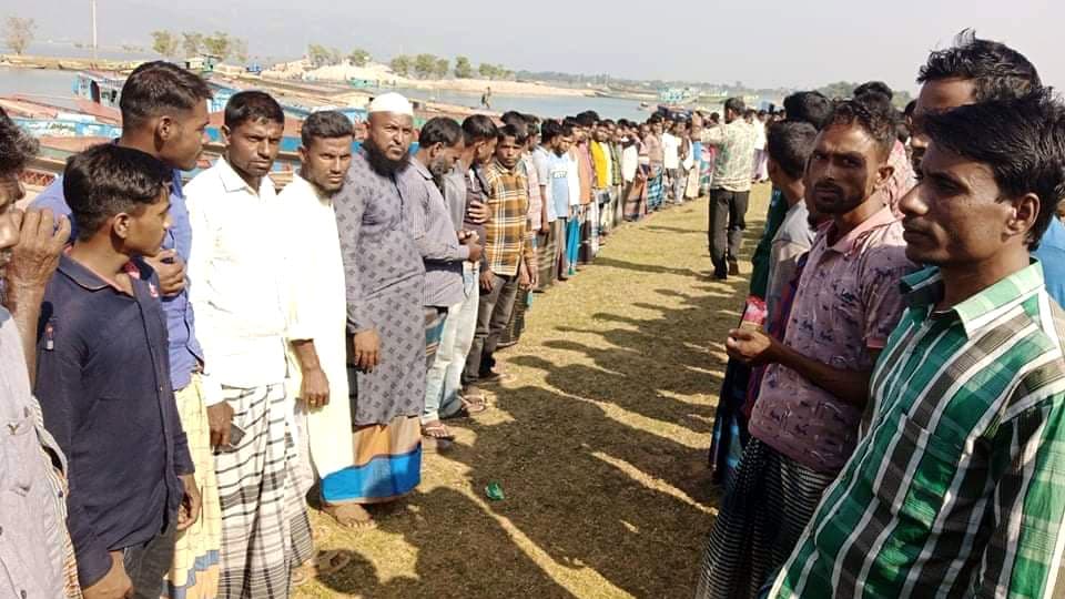 তাহিরপুরে নদীপথে চাঁদাবাজির প্রতিবাদে মানববন্ধন করেছেন নৌশ্রমিকেরা