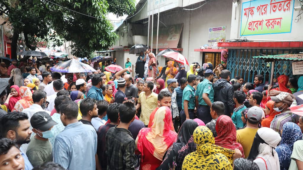 সমবায়ের নামে টাকা আত্মসাৎ, বৃষ্টির মধ্যেই থানার সামনে ভুক্তভোগীদের অবস্থান