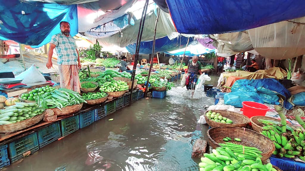 সামান্য বৃষ্টিতে তলিয়ে যায় পাথরঘাটা পৌর এলাকা