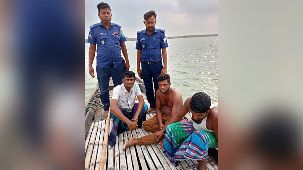 ঈদ সামনে রেখে পদ্মা নদীতে চাঁদাবাজি, গ্রেপ্তার ৩ 