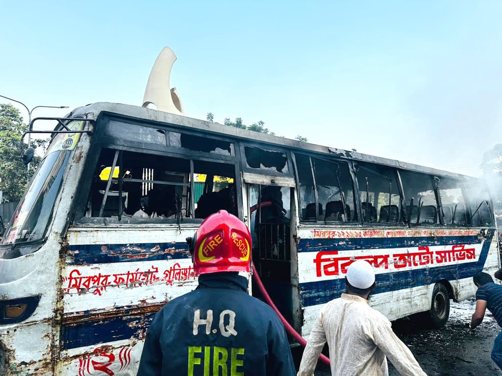 গুলিস্তানে যাত্রীবাহী বাসে আগুন