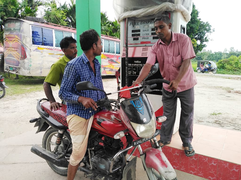 ‘সরকার আস্তে আস্তে হামারগুলার গলা চিপি ধরেচোল’