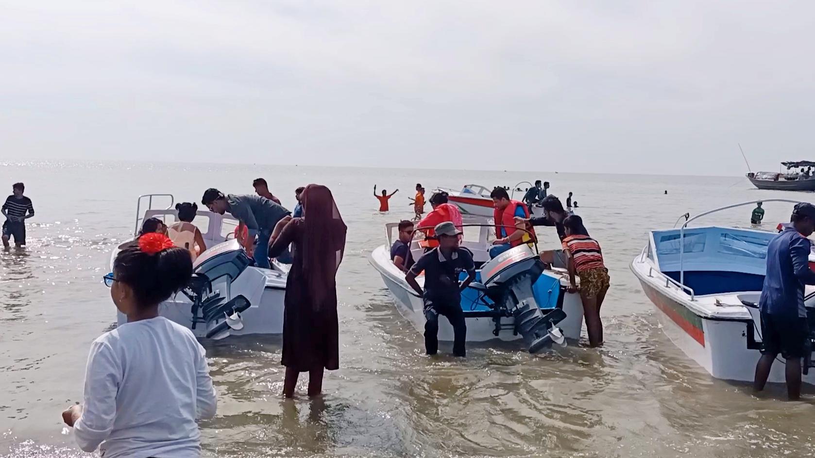 বাড়তি বিনোদনের জন্য কুয়াকাটা সৈকতে স্পিডবোট