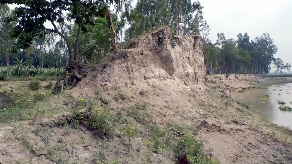 গোবিন্দগঞ্জে বাঁধ সংস্কার না হওয়ায় শঙ্কায় নদীপারের মানুষ