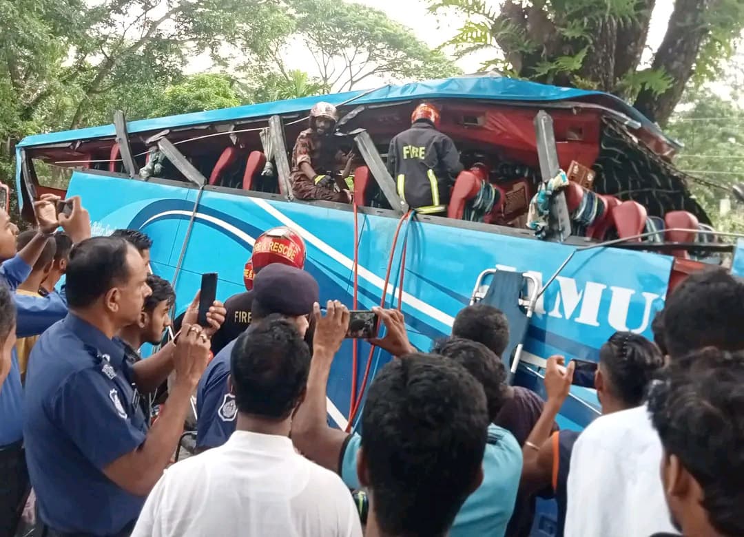 বরিশালে গাছের সঙ্গে বাসের ধাক্কা, নিহতের সংখ্যা বেড়ে ১০