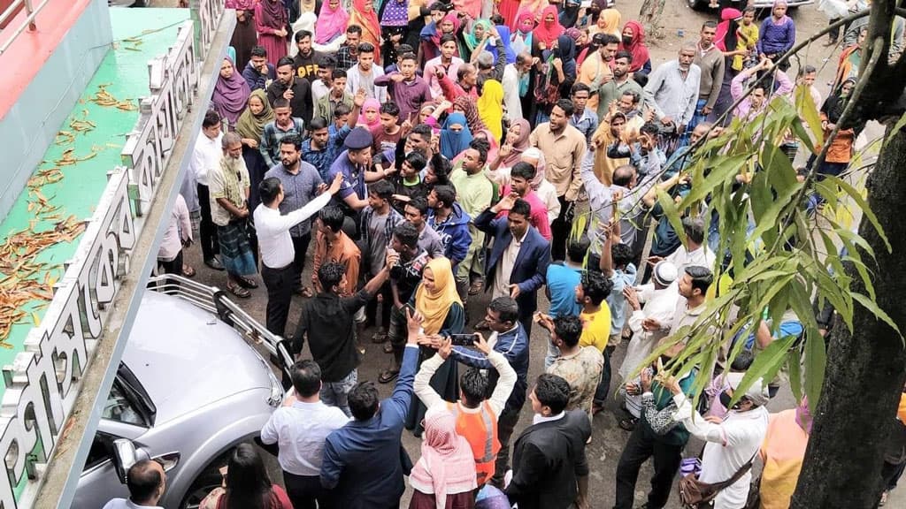 নির্বাচনে অনিয়মের অভিযোগে সিলেট ডিসি অফিসের সামনে বিক্ষোভ