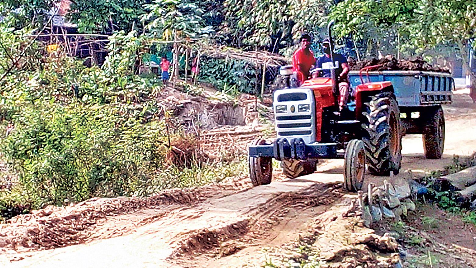 ট্রলির চাকায় নষ্ট হচ্ছে সড়ক, বাড়ছে ভোগান্তি