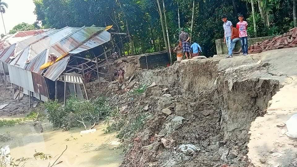 মুলাদীতে জয়ন্তীর ভাঙনে   বিলীন বাজার ও সড়ক