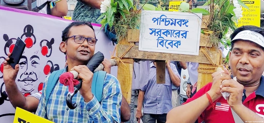 দাবি আদায়ে পশ্চিমবঙ্গের সরকারি কর্মচারীদের ‘মহামিছিল’