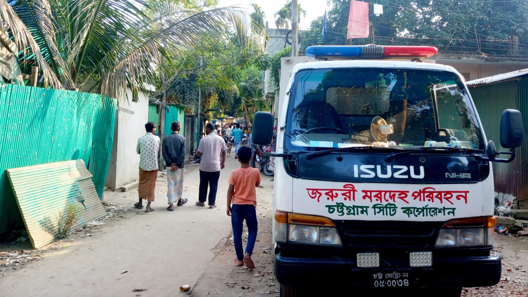 অ্যাম্বুলেন্সে বাবার লাশ, টাকার দ্বন্দ্বে সন্তানেরা