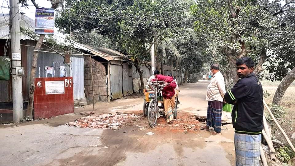 দেবে যাওয়া কালভার্টের  ওপর দিয়েই চলছে যান