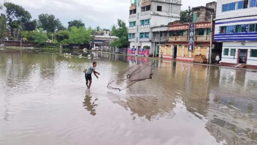 ভারী বর্ষণে তলিয়ে গেছে রাস্তাঘাট