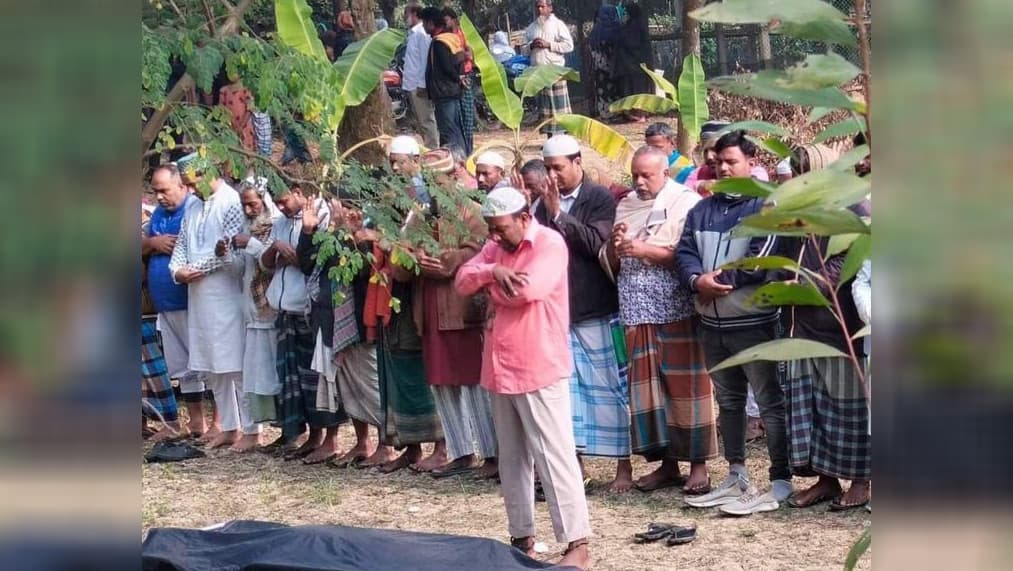 হাতকড়া-ডান্ডাবেড়ি নিয়েই মায়ের জানাজায় ইমামতি করলেন বিএনপির নেতা