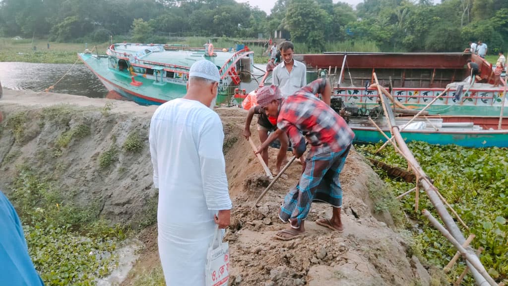 হোমনায় বাঁধ দিয়ে নদী ভরাটের চেষ্টা, ৫০ হাজার টাকা জরিমানা