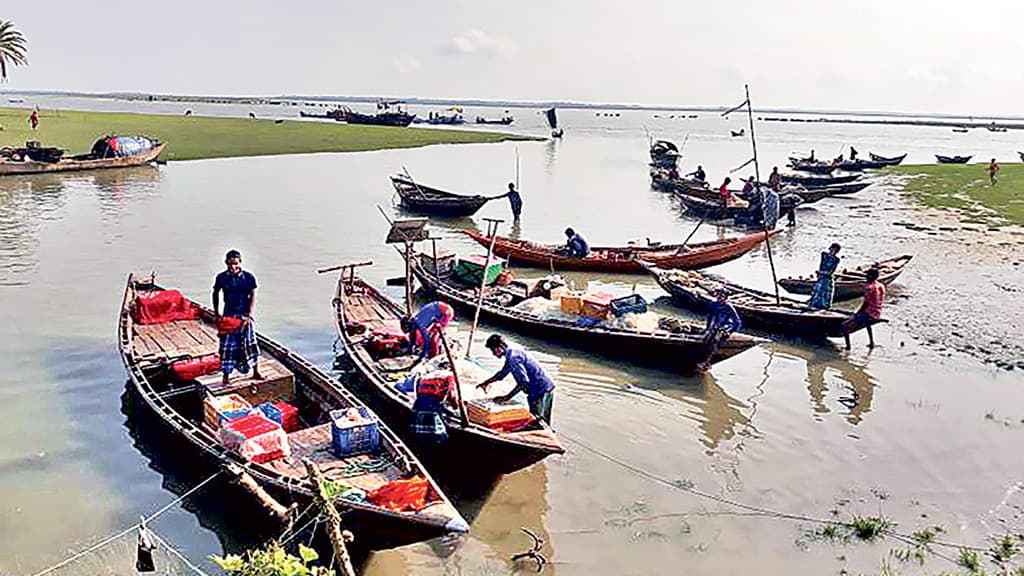 মোহনায় ঝাঁকে ঝাঁকে ইলিশ দেখা মিলছে না নদীতে