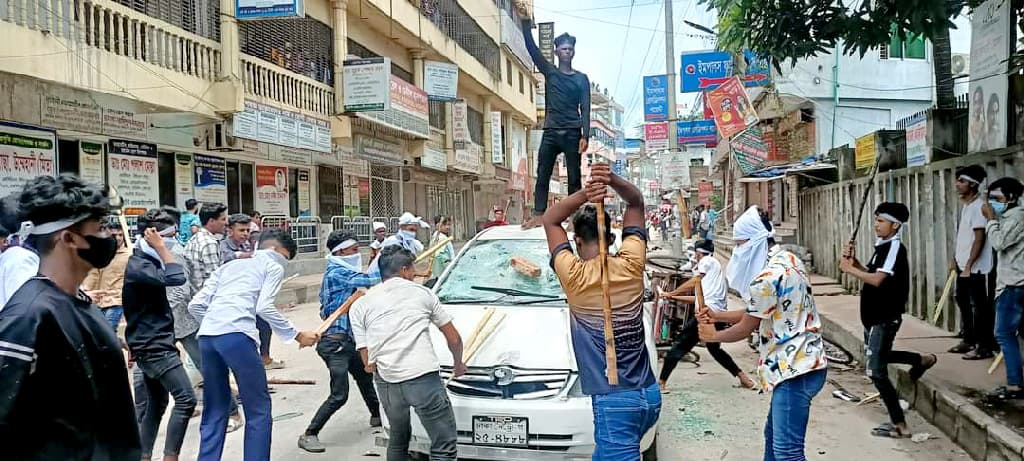 নরসিংদীতে বিএনপি নেতা খোকনকে আদালতে ঢুকতে ছাত্রদলের বাধা, আইনজীবীদের গাড়ি ভাঙচুর