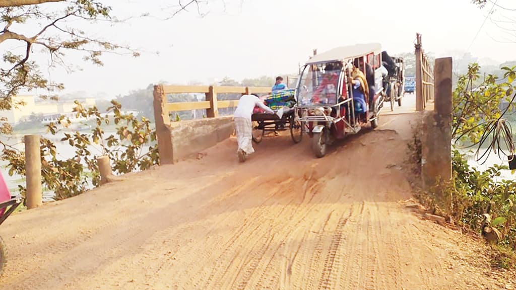 দুই সেতুর সংযোগ সড়কে সমস্যার শেষ নেই