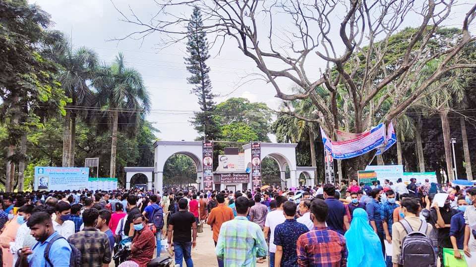 ভর্তিচ্ছু শিক্ষার্থীদের পদচারণায় মুখরিত ইবি ক্যাম্পাস