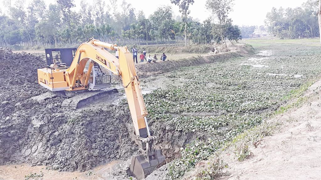 স্থানীয়দের বাধায় খনন বন্ধ