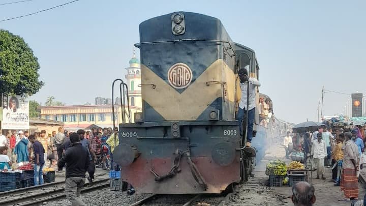 ইঞ্জিন বিকল হয়ে সান্তাহারে দেড় ঘণ্টা উত্তরা এক্সপ্রেস বন্ধ ছিল