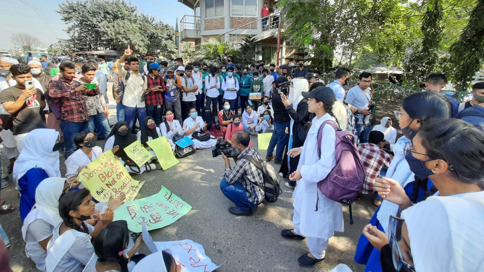 এইচএসসি পরীক্ষা বিবেচনায় শিক্ষার্থীদের নতুন কর্মসূচি ঘোষণা  