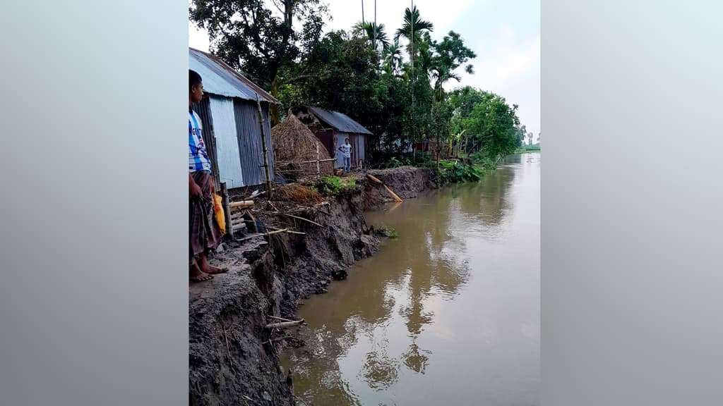 ভাঙন রোধে স্থায়ী সমাধান চান ঘাঘটপাড়ার বাসিন্দারা