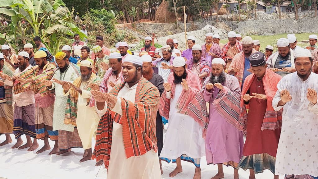 পটুয়াখালীতে বৃষ্টির জন্য ইসতিসকার নামাজ