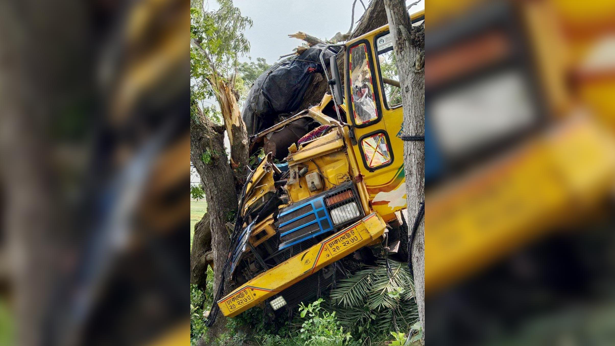 সিরাজগঞ্জে নিয়ন্ত্রণ হারিয়ে গাছে ট্রাকের ধাক্কা, হেলপার নিহত 