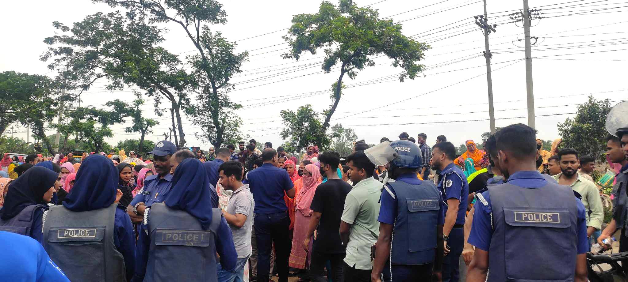 নারায়ণগঞ্জে বেতন–বোনাসের দাবিতে শ্রমিকদের মহাসড়ক অবরোধ