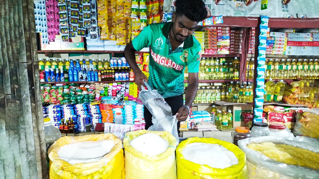 ভূরুঙ্গামারীতে বাজারে নেই প‍্যাকেট চিনি, বেড়েছে খোলা চিনির দাম