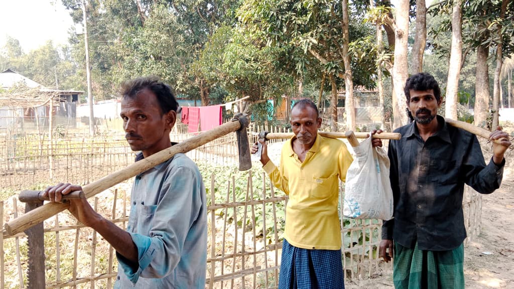 গ্রাম ঘুরেও পাচ্ছেন না কাজ, অনাহারে দিন কাটছে চা-শ্রমিকদের