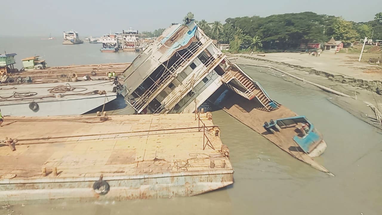 আজ শেষ হচ্ছে মানিকগঞ্জে ডুবে যাওয়া ফেরিটির উদ্ধার কাজ