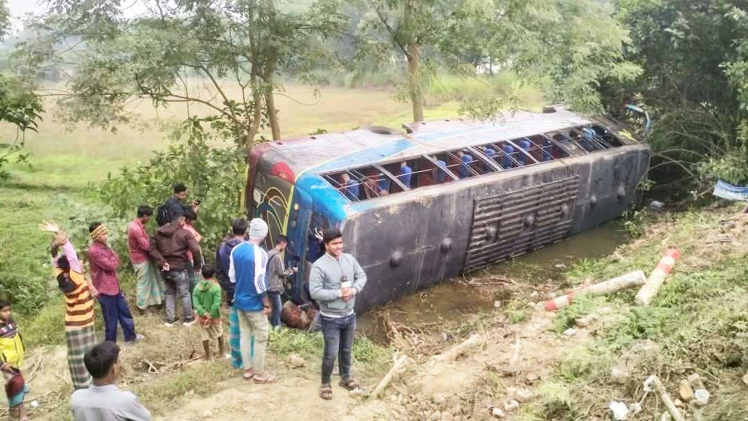 ঢাকায় মাহফিল থেকে ফেরার পথে বাস উল্টে খাদে