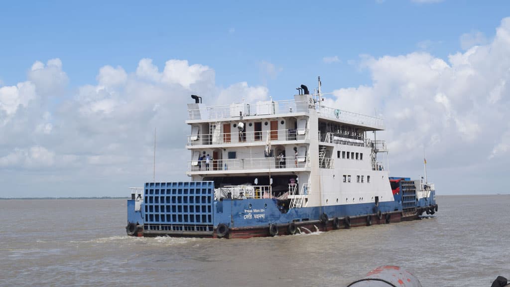 ঘন কুয়াশায় ৫ ঘণ্টা বন্ধ থাকার পর চাঁদপুর-শরীয়তপুর রুটে ফেরি চলাচল শুরু