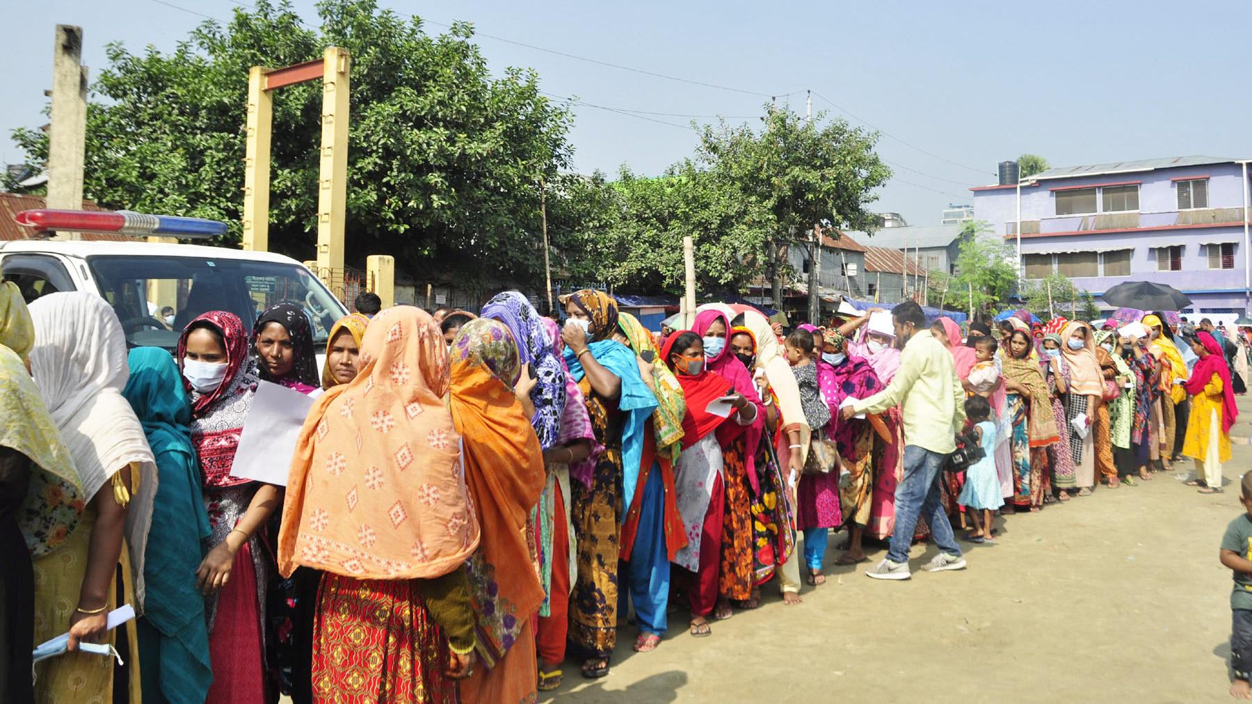 লাইনে দাঁড়িয়েও টিকা পাননি অনেকে