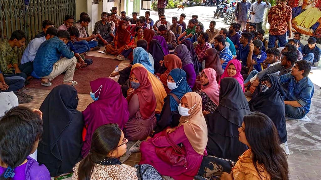 মধ্যরাতে ছাত্রীকে চা খেতে ডাকা শিক্ষকের বহিষ্কারের দাবিতে শিক্ষার্থীদের অবস্থান