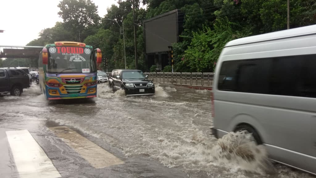 ঢাকায় মুষলধারে বৃষ্টি, ভোগান্তিতে মানুষ