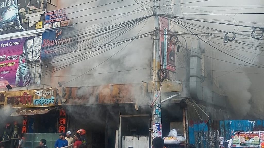 উত্তরায় আগুন লাগা রেস্তোরাঁ থেকে ৬ জন জীবিত উদ্ধার, নিয়ন্ত্রণে ১১ ইউনিট