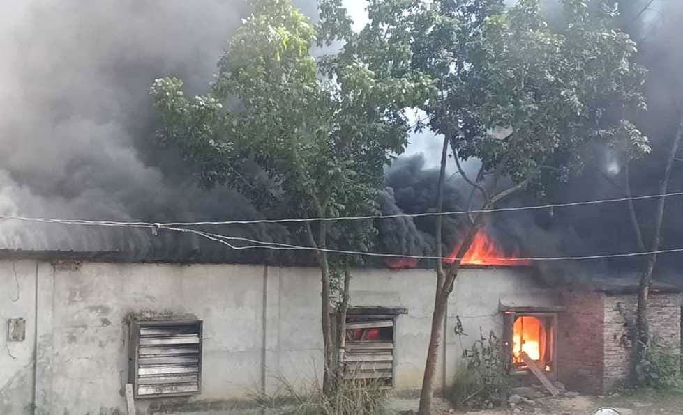 গাজীপুরে দুই কারখানার শ্রমিকদের সংঘর্ষ, স্থানীয়দের ওপর হামলা, কারখানায় অগ্নিসংযোগ