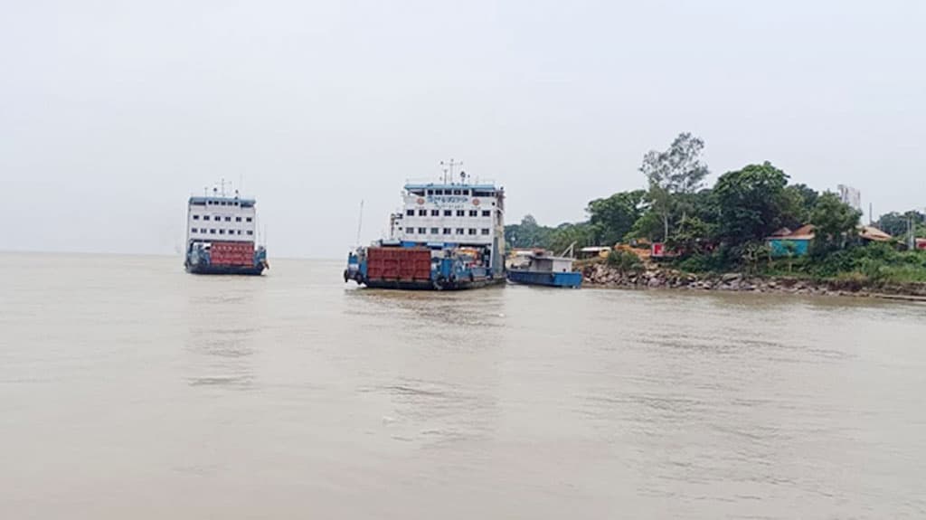 আরিচা-কাজিরহাট নৌপথে ৩৭ ঘণ্টা পর ফেরি চলাচল শুরু