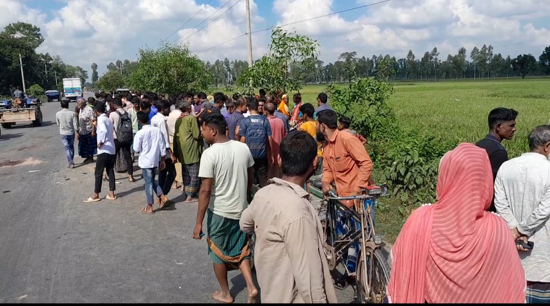 গোবিন্দগঞ্জে কাভার্ডভ্যানের চাপায় নারী নিহত, আহত ৩