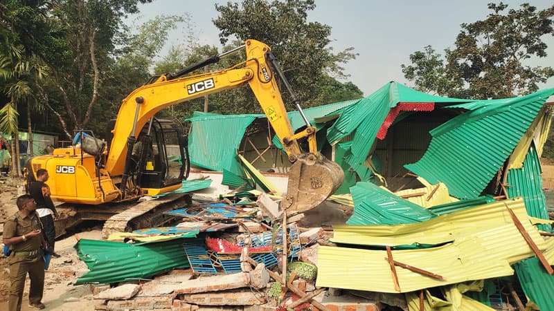 শ্রীপুরে অবৈধ স্থাপনা উচ্ছেদ অভিযানে হামলা-ভাঙচুর: ২৫ জনের নামে বন বিভাগের মামলা