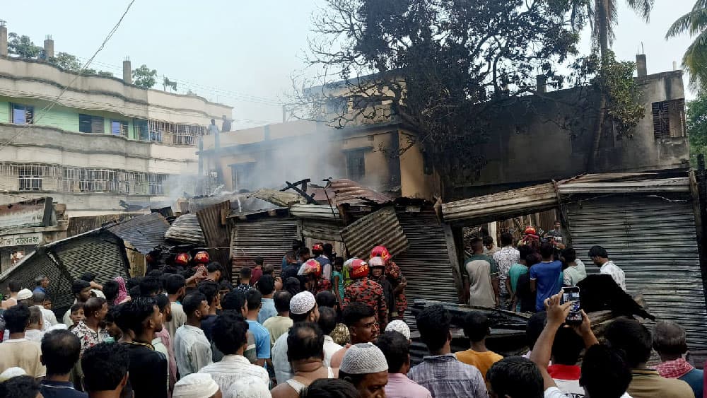 হোসেনপুরে আগুনে পুড়ল ৮ দোকান, দেড় কোটি টাকার ক্ষতি