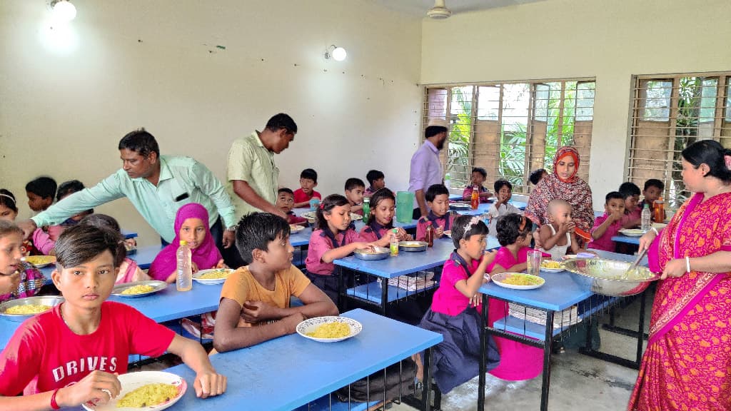 শিক্ষার্থীদের বিদ্যালয়মুখী করতে সপ্তাহে ৫ দিন ‘মিড ডে মিল’