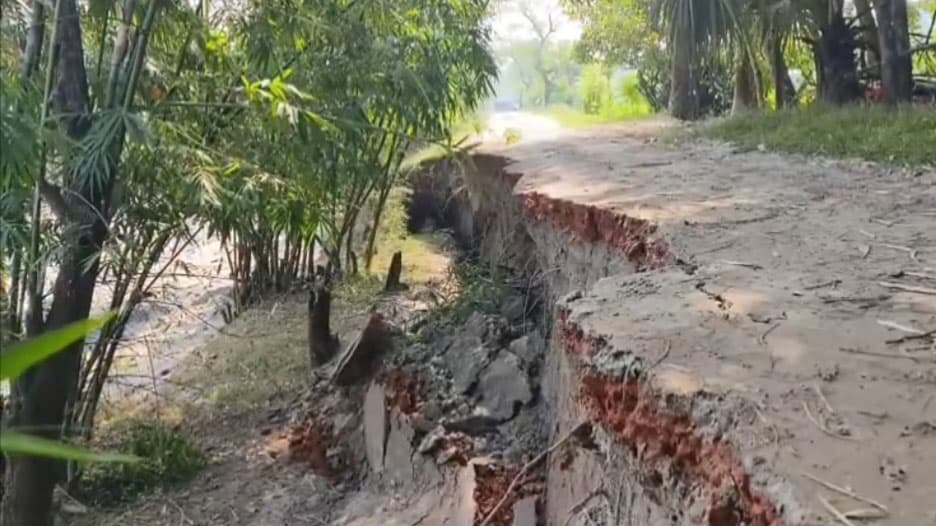 খাল থেকে মাটি কেটে নেওয়ায় সড়কে ধস, ঝুঁকি নিয়ে যাতায়াত স্থানীয়দের