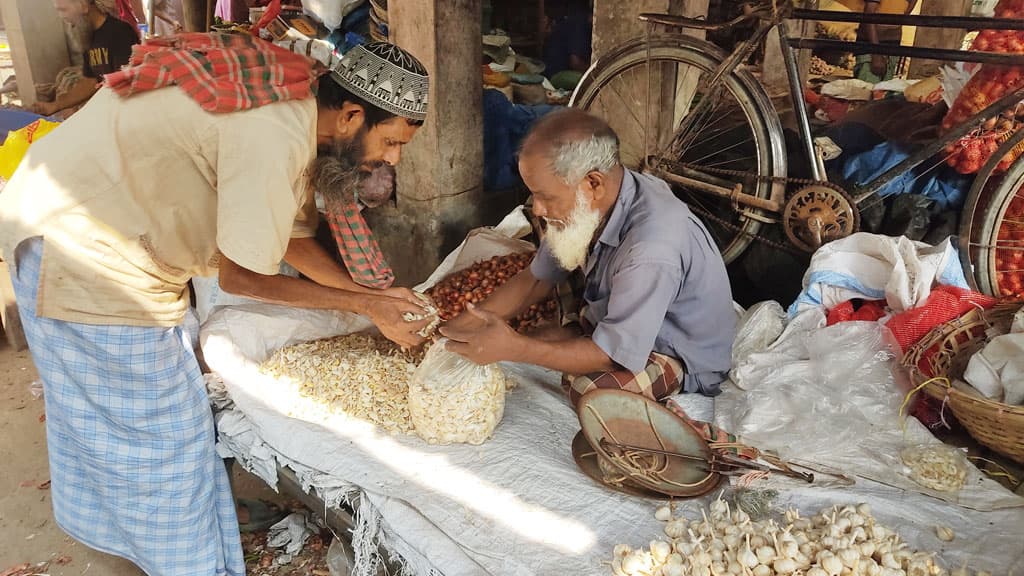 কামারখন্দে পলিথিনের অবাধ ব্যবহার, বিকল্প না থাকায় বিপাকে ক্রেতা-বিক্রেতা