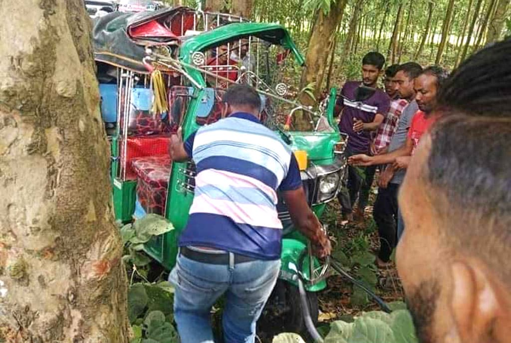 শিশুকে বাঁচাতে গিয়ে অটোরিকশা নিয়ন্ত্রণ হারিয়ে গাছে ধাক্কা, নিহত ২