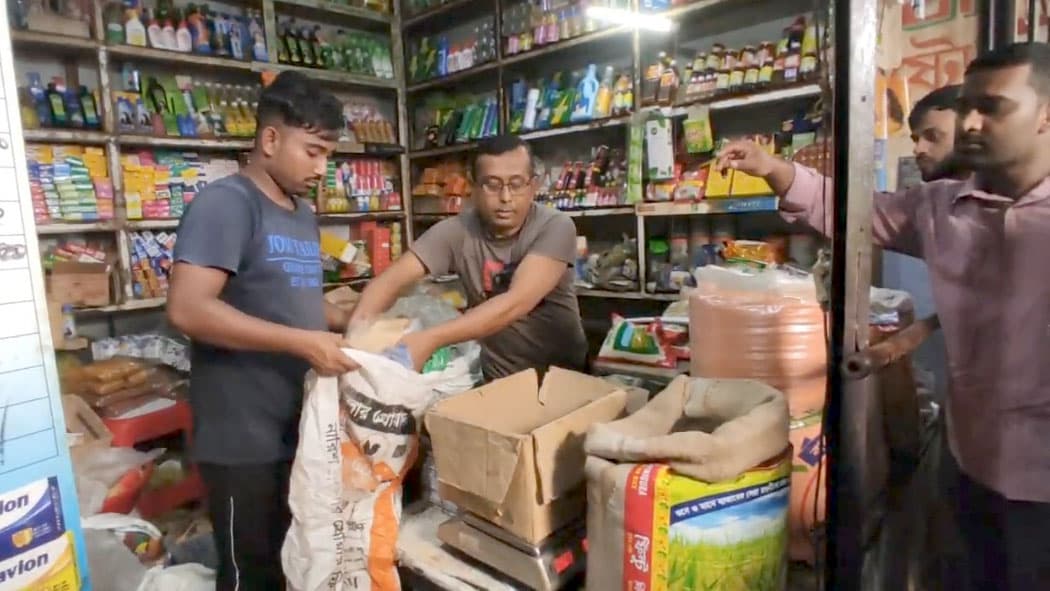 কুষ্টিয়ায় পলিথিন ব্যাগ ব্যবহার করায় ৯ ব্যবসায়ীকে জরিমানা