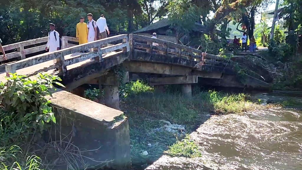 লক্ষ্মীপুরে স্রোতের তোড়ে ভেঙে পড়ল সেতু