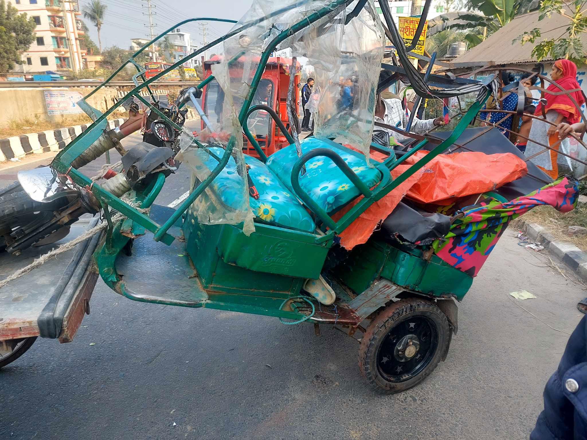 মির্জাপুরে বাসচাপায় প্রবাসী নারী নিহত, মেয়েসহ আহত ৪